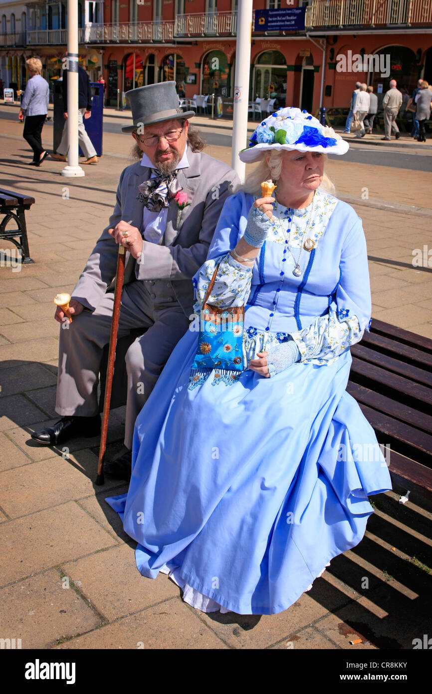 Gente vestida con trajes victorianos durante una semana temática Devon Fotografía de stock - Alamy