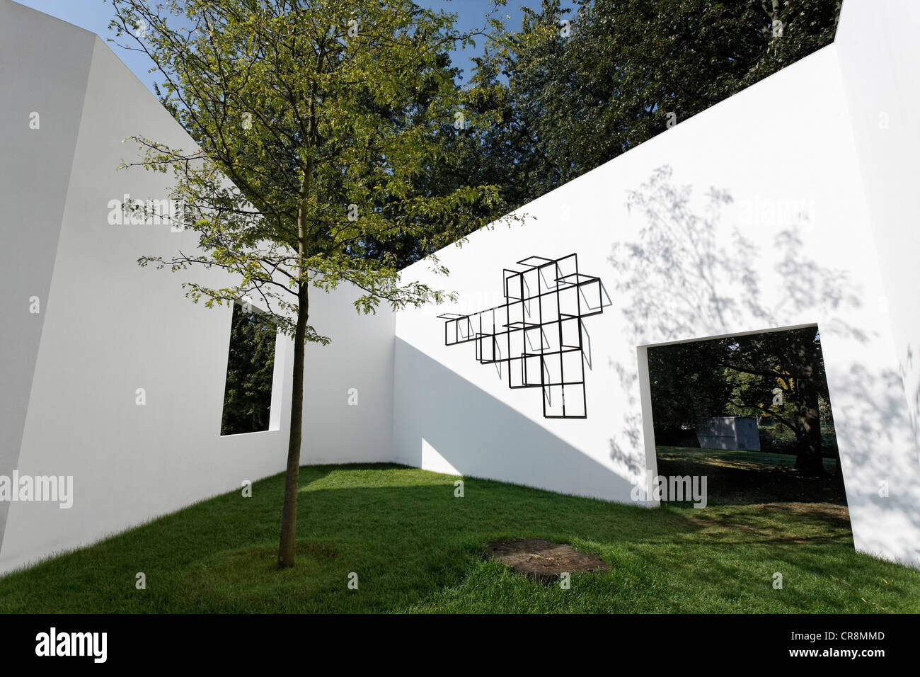 Galería de 'Jardín' de Sou Fujimoto, paredes blancas con ventanas en el abierto, Skulpturenpark Koeln Sculpture Park, Colonia Foto de stock