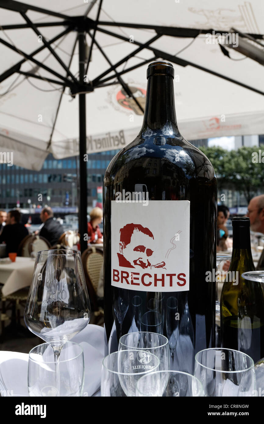 Botella de vino tinto con una etiqueta de Bertolt Brecht, jardín terraza, restaurante, Schiffbauerdamm Brecht, barrio de Mitte, Alemania, Europa Foto de stock