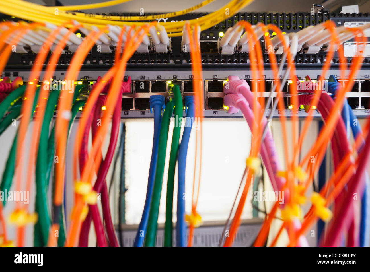 Los cables en la sala de servidores. Foto de stock