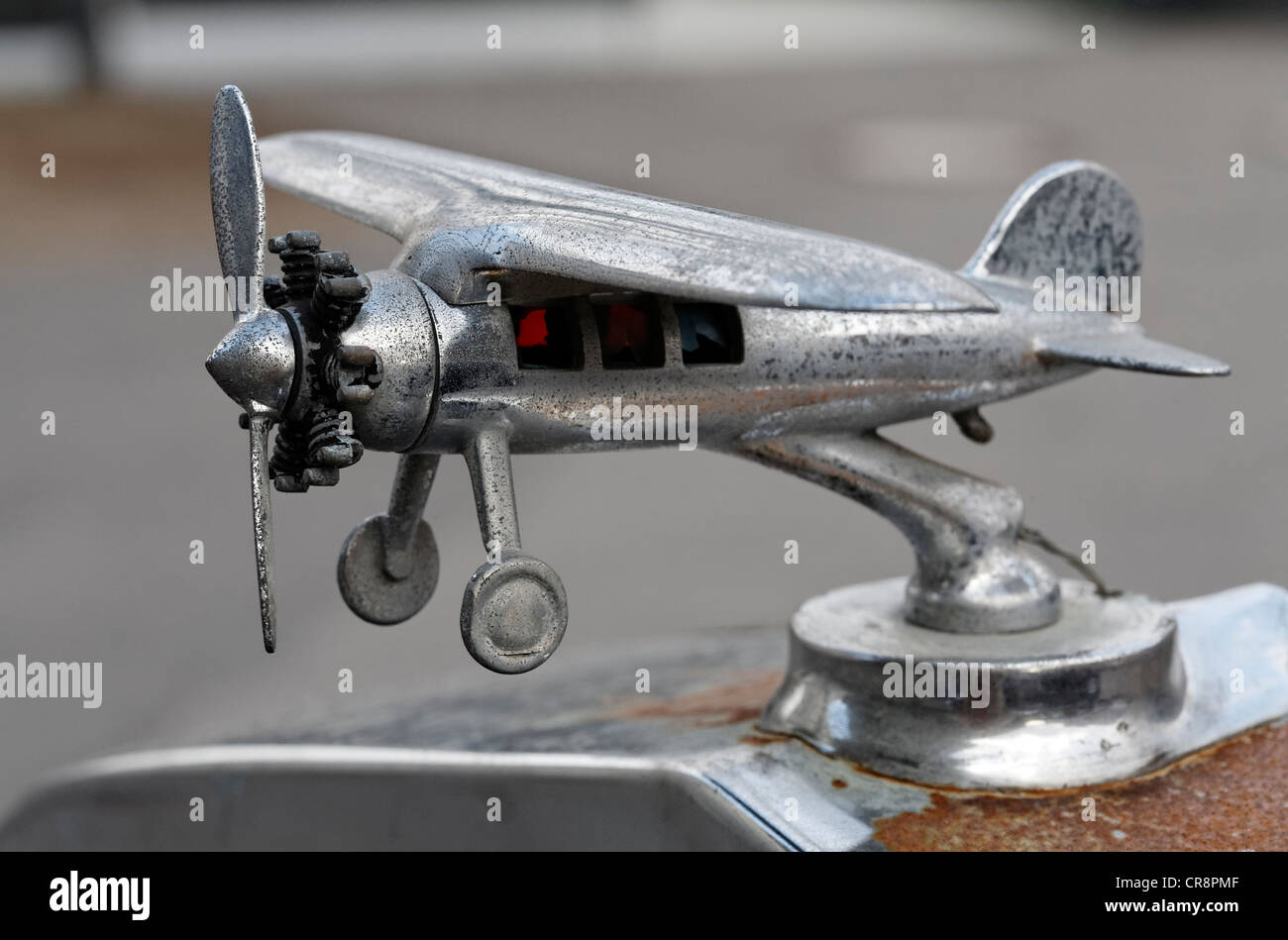 Con un pequeño avión de hélice y un motor radial refrigerado por aire, el ornamento del capó de un coche vintage de EE.UU., Franklin Airman desde 1927 Foto de stock