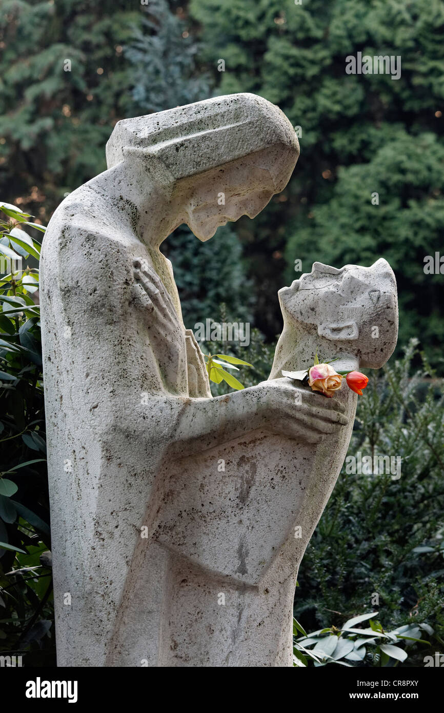Jesús acogiendo la fallecida, moderna escultura grave, Cementerio Nordfriedhof, Dusseldorf, Renania del Norte-Westfalia Foto de stock