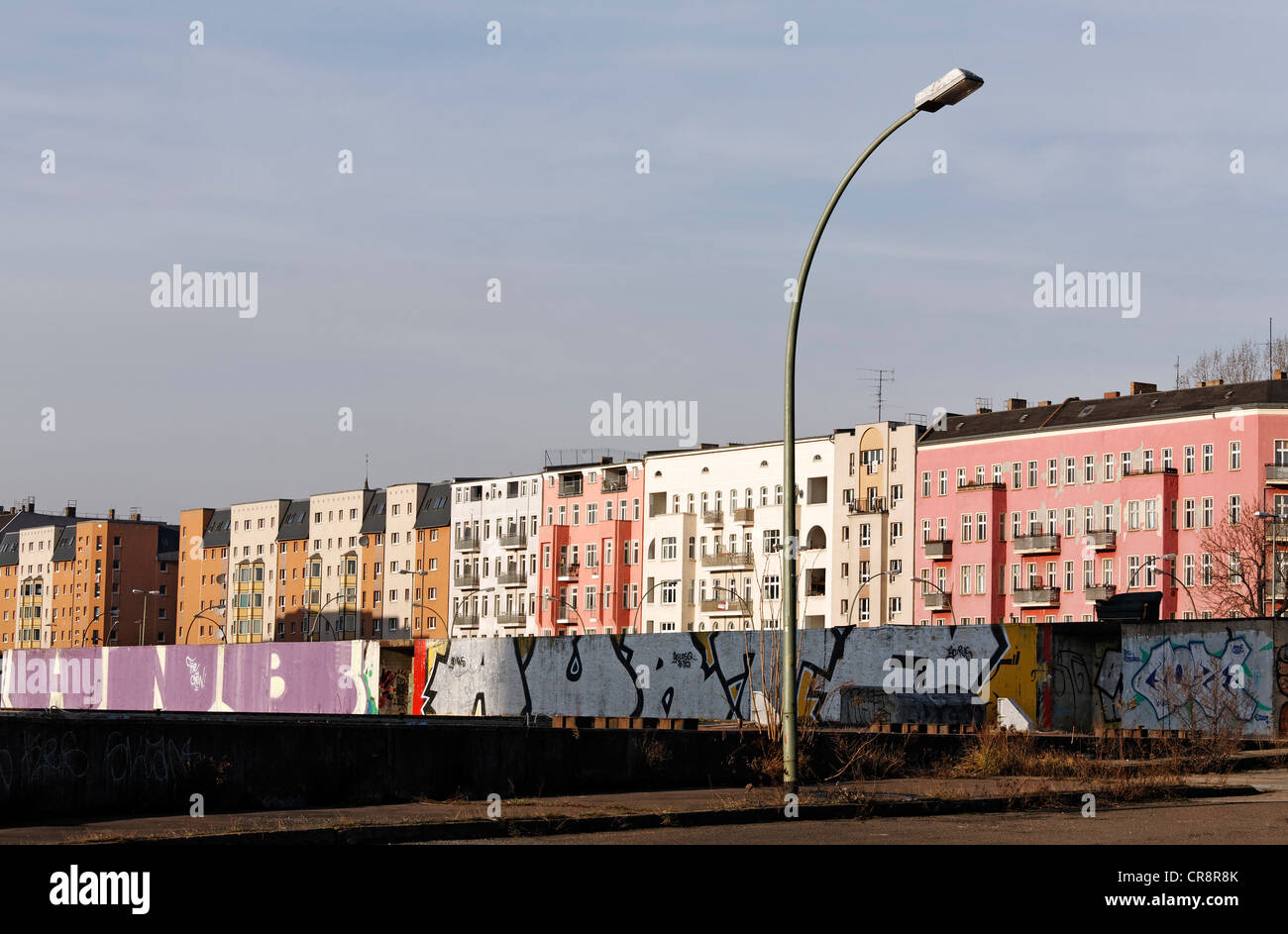 Los restos del muro de Berlín en Stralauer Allee, antiguo puerto Osthafen, distrito de Friedrichshain, en Berlín, Alemania, Europa Foto de stock