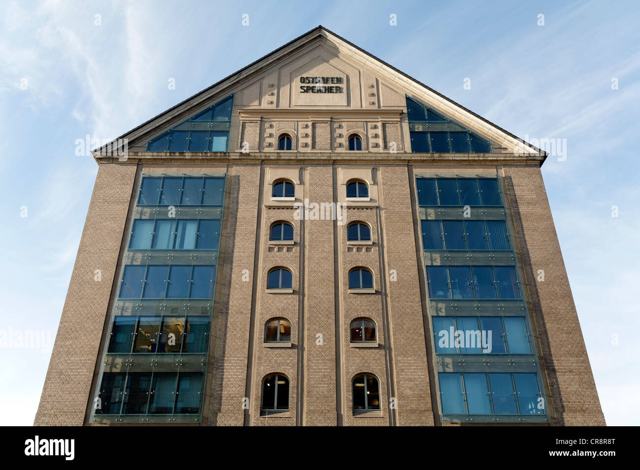 Convertir el edificio de almacenamiento sobre el río Spree, Stralauer Allee, antiguo puerto Osthafen, distrito de Friedrichshain, en Berlín Foto de stock