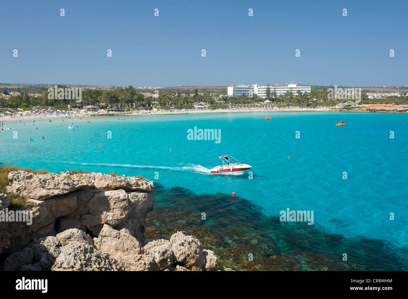 Deportes acuáticos en la playa de Nissi, Ayia Napa, Chipre Meridional, Chipre Foto de stock