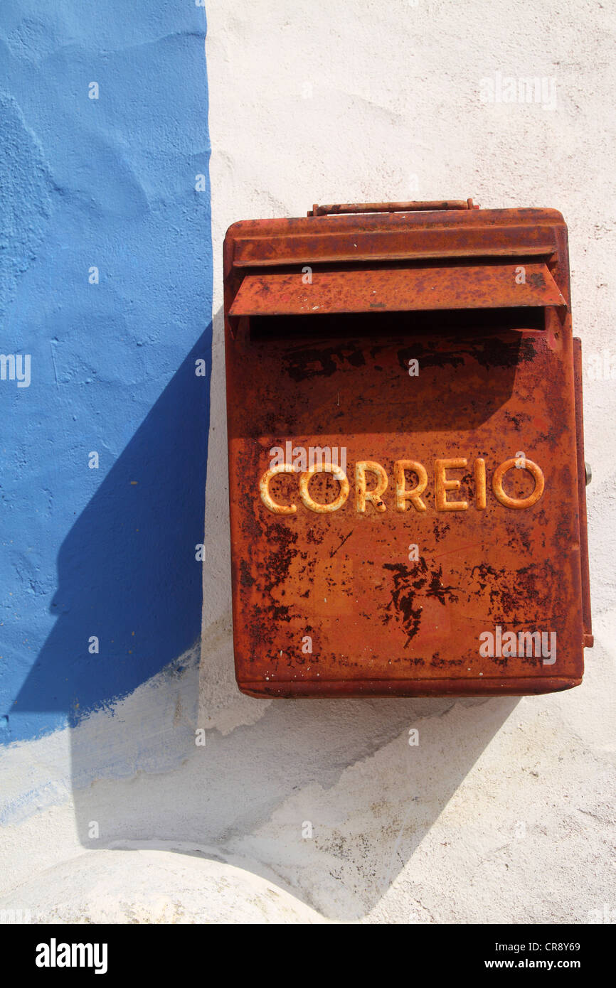 Un oxidado buzón de correos en el pueblo de Aldeia da Mata Pequena cerca de  Lisboa, Portugal Fotografía de stock - Alamy