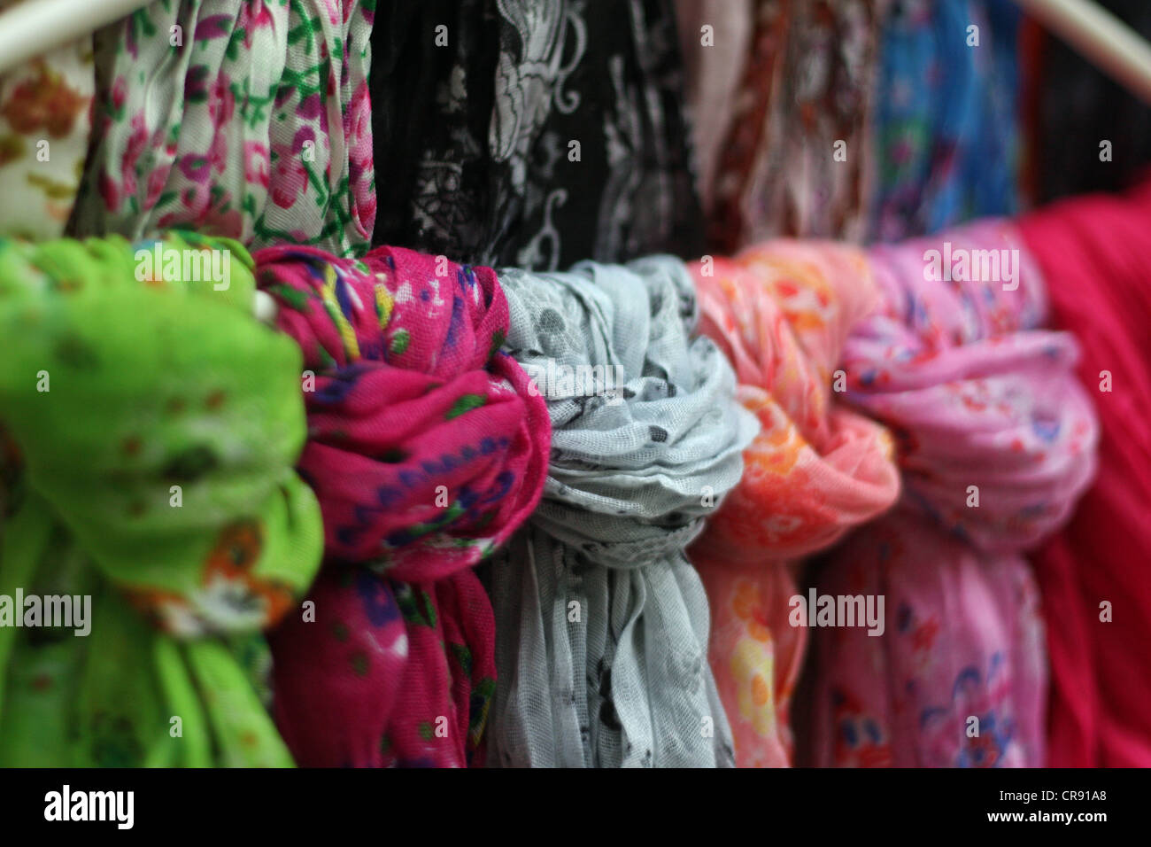 Pañuelos de seda para la venta en un mercado en Budapest, Hungría  Fotografía de stock - Alamy