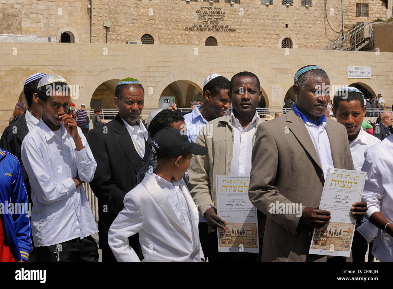 Los judíos africanos reciben un certificado que visitaron el occidental o el Muro de los Lamentos, el Barrio Musulmán, la Ciudad Vieja, Jerusalén, Israel Foto de stock
