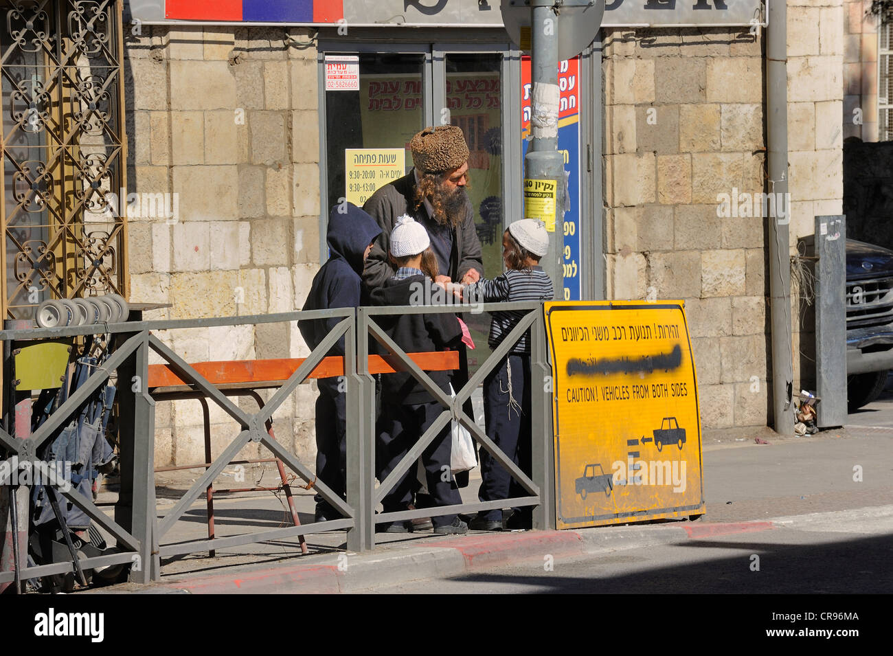 El nombre de la calle cartel con el nombre árabe se rocía sobre, por ejemplo, los judíos ortodoxos en la parte trasera, Jerusalem, Israel, Oriente Medio Foto de stock