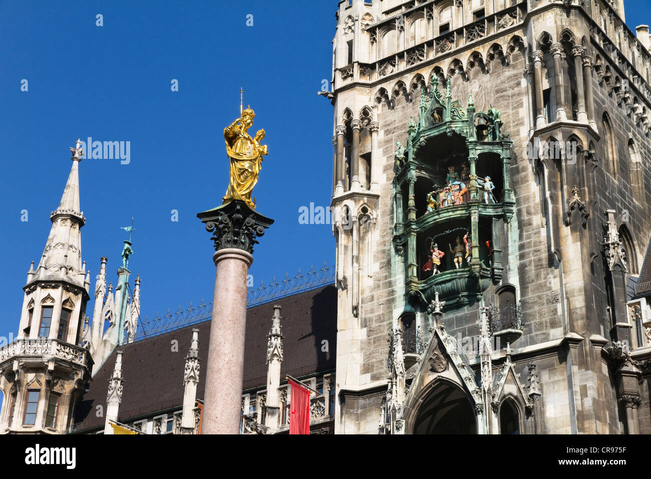 La plaza Marienplatz con el Ayuntamiento, Glockenspiel y columna mariana, Munich, la Alta Baviera, Baviera, Alemania, Europa Foto de stock