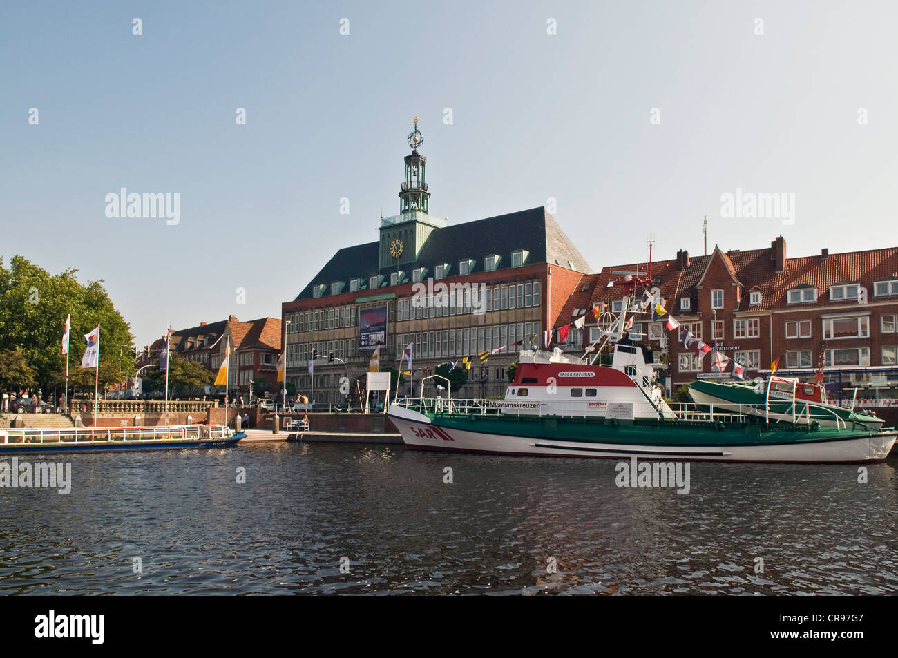 Antiguo ayuntamiento con el glockenspiel y el bote salvavidas Breusing Georg Ratsdelft frontal, puerto, Emden, Emden, Frisia Oriental Foto de stock