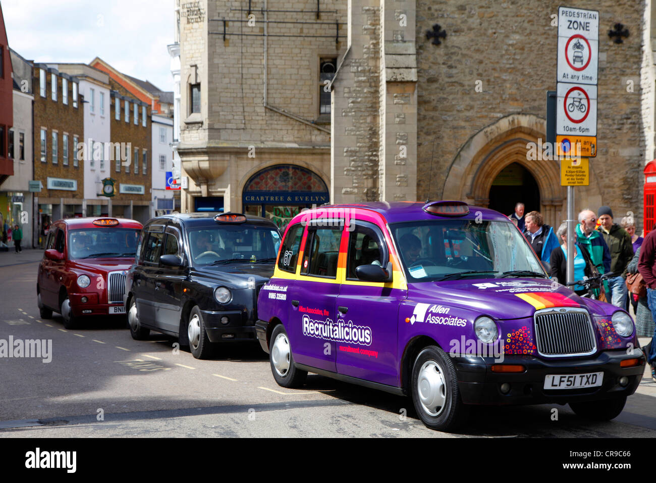 Taxi británico en el diseño moderno, la pintura. Oxford, Oxford, Reino Unido, Europa Foto de stock