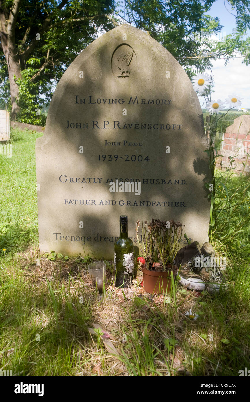 La tumba de John Ravenscroft emisora BBC conocido como John Peel Foto de stock
