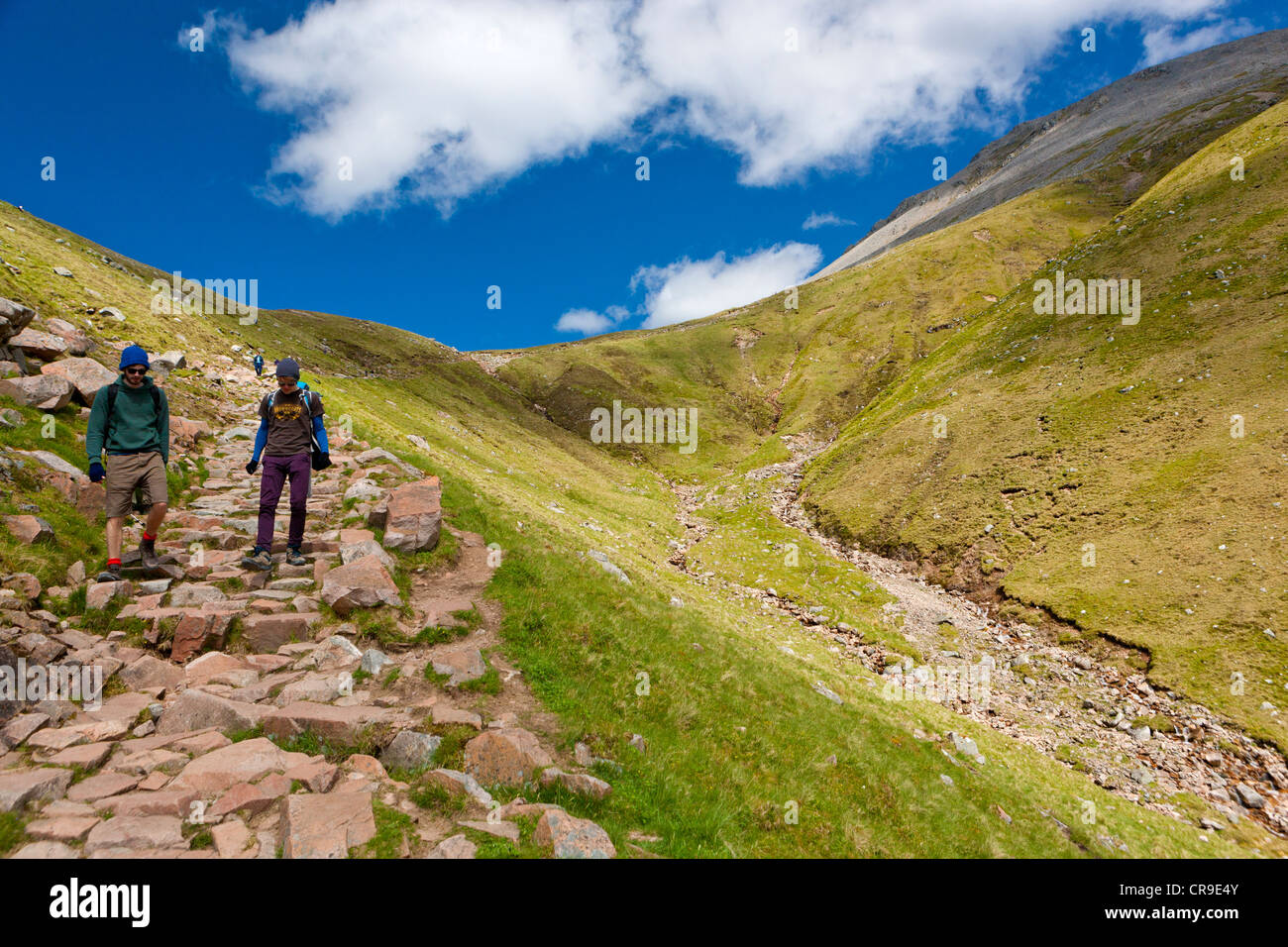 Ruta de senderismo hasta el Ben Nevis, el pico más alto de Escocia en 1344 metros, Lochaber, Escocia Foto de stock