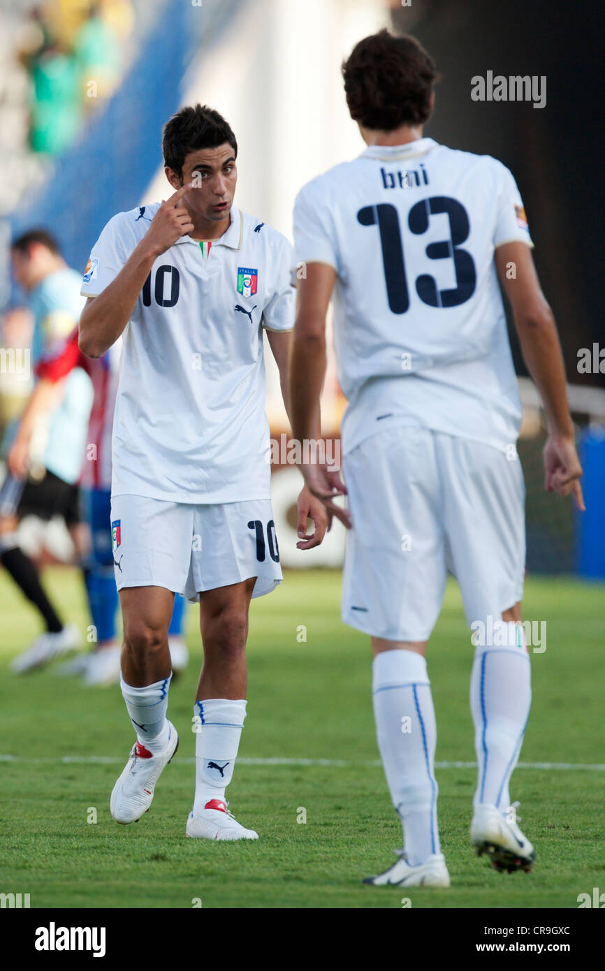 Fabio Sciacca de Italia (L) gestos a su compañero Francesco Bini (R) durante una Copa Mundial Sub-20 Grupo un partido contra Paraguay. Foto de stock