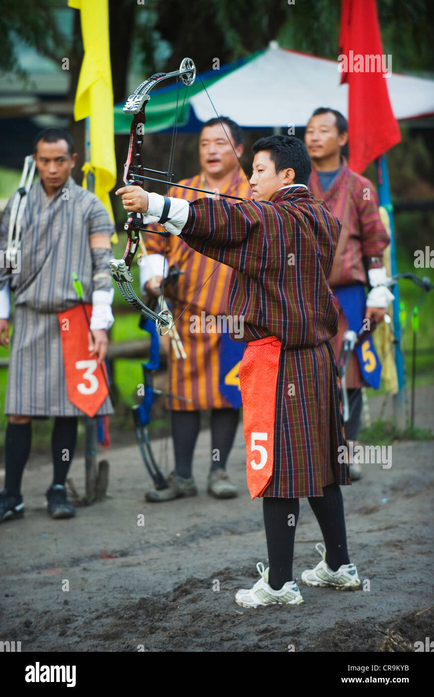 La práctica de tiro con arco, Paro, Bhután, Asia Foto de stock