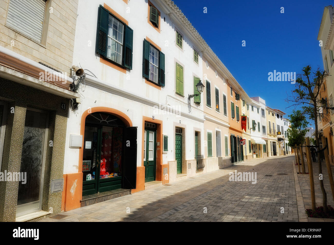 Las calles desiertas de la ciudad española de Es Mercadal menorca islas baleares españa mejoradas digitalmente Foto de stock