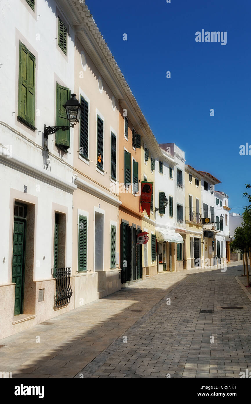 Las calles desiertas de la ciudad española de Es Mercadal menorca islas baleares españa mejoradas digitalmente Foto de stock