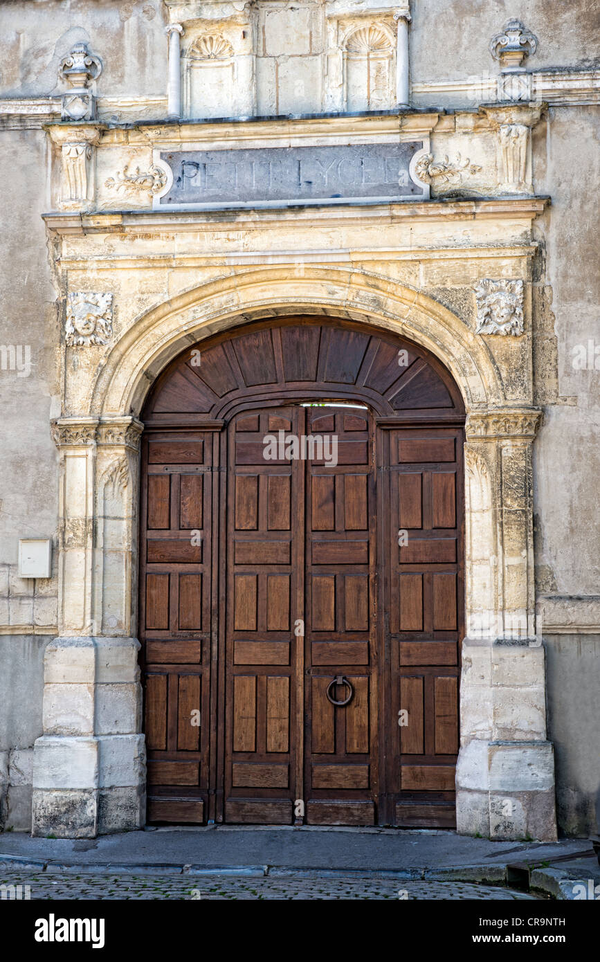 Atractivo francés doble puerta y mampostería circundante Foto de stock