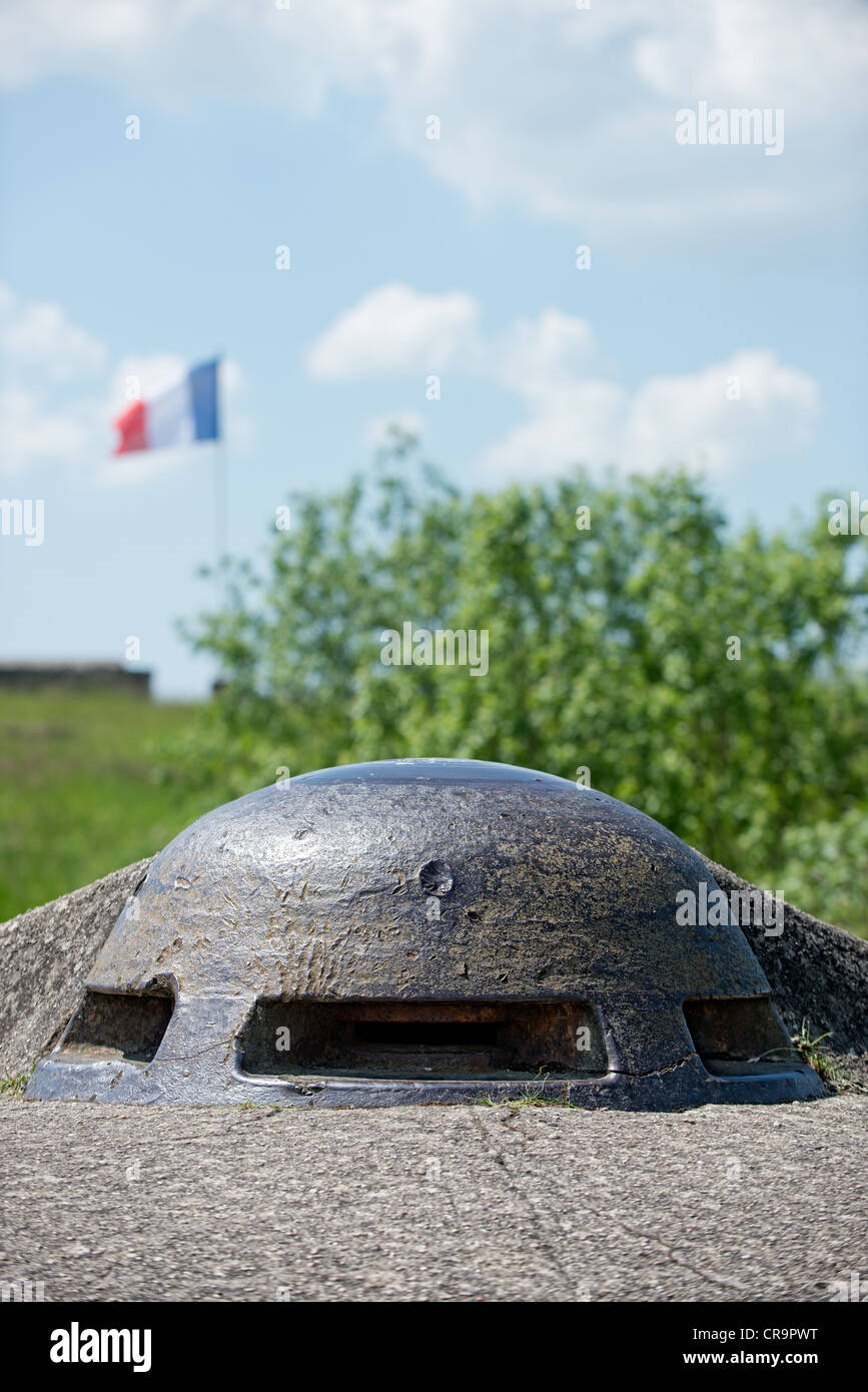 Punto de observación en Fort Vaux Verdun, Lorraine, Francia con la Tricoleur ondeando en el fondo Foto de stock
