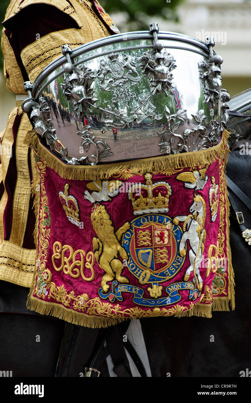 Protectores de la vida real de tambor ceremonial a caballo. Trooping El Color para celebrar el cumpleaños de la Reina. El Mall, Londres, Reino Unido. Foto de stock