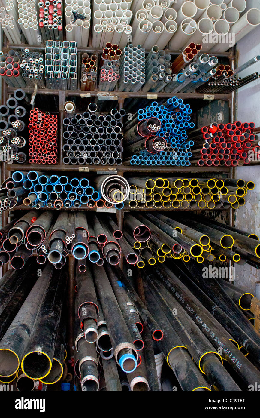 Conectado papa Ligadura Tubos de metal en una ferretería en la Ciudad de Nueva York Fotografía de  stock - Alamy