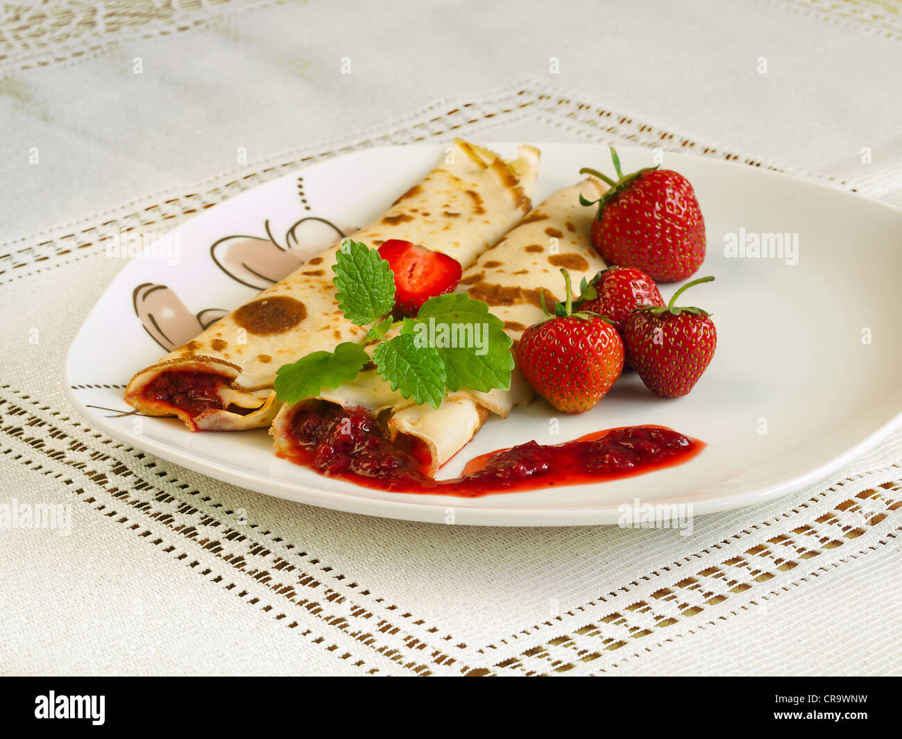 Rodó panqueques con fresas Foto de stock