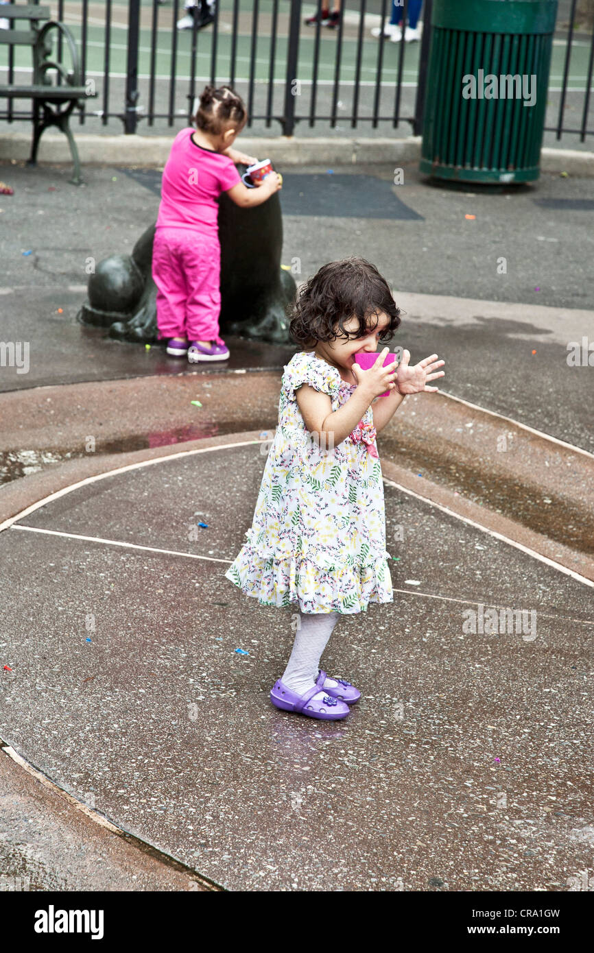 Poco húmedo chica en ropa de verano flores decorativas y crocs vacila para  obtener cualquier wetter en agua característica de DeWitt Clinton park  Fotografía de stock - Alamy