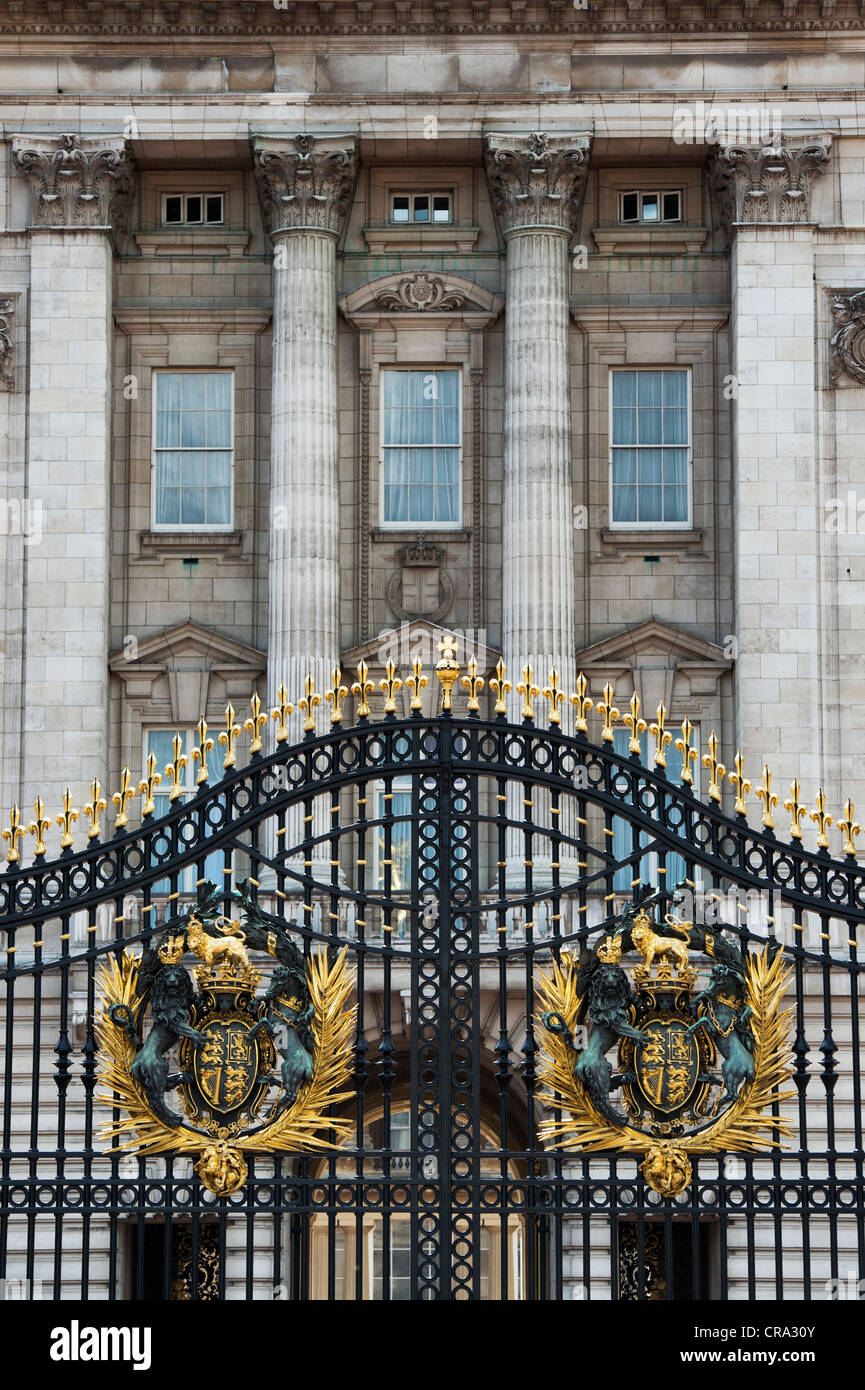 El escudo de armas real en las puertas del palacio de Buckingham. Londres. Inglaterra Foto de stock