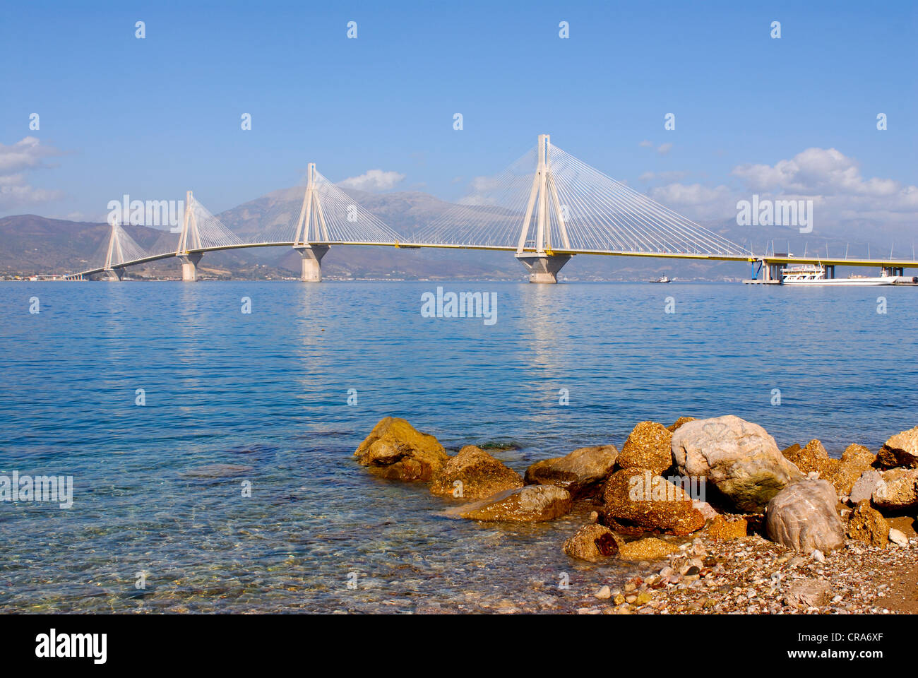 El Río Andirrio puente que une el Peloponeso con la Grecia continental, el Golfo de Corinto, Grecia, Europa Foto de stock