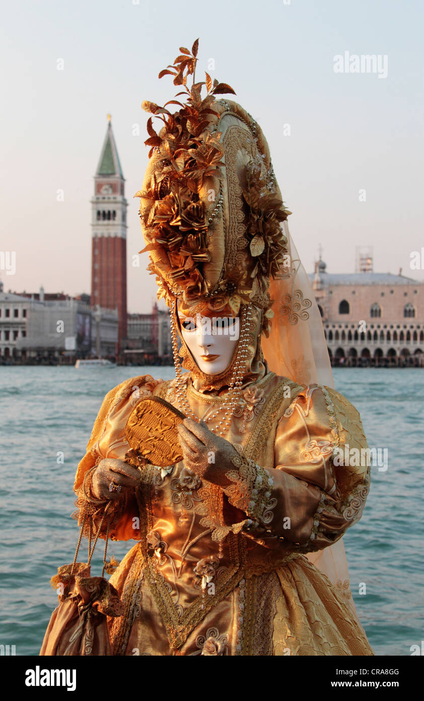 A masked woman at the carnival in venice fotografías e imágenes de alta  resolución - Alamy