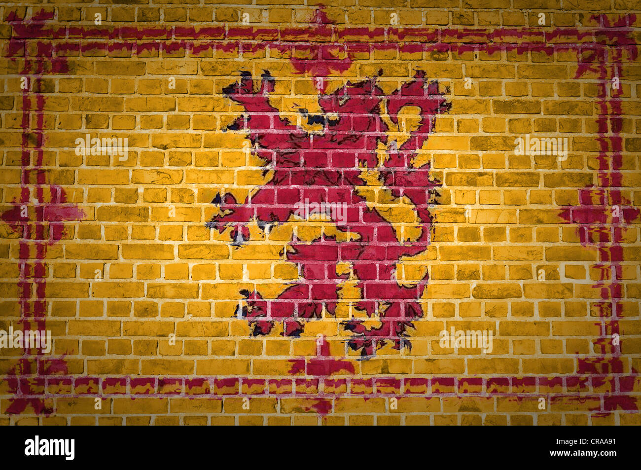 Una imagen de la bandera de Escocia león rampante pintado sobre una pared de ladrillos en una ubicación urbana Foto de stock