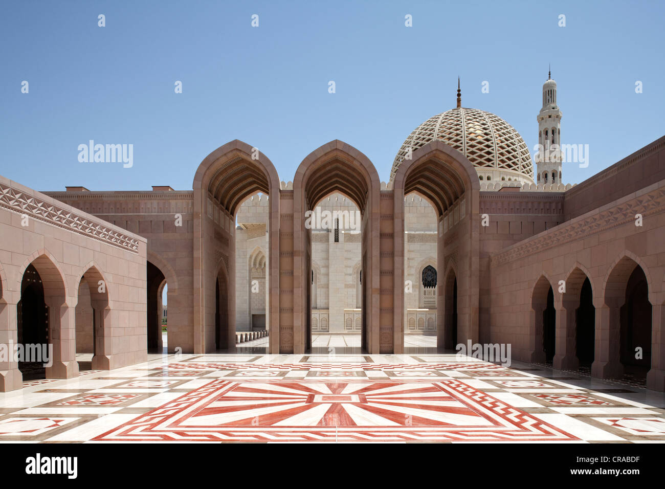 Cuadrado con arco apuntado, adornos, GATE, Minarete, Dome, la Gran Mezquita Sultan Qaboos, Muscat capital, Sultanato de Omán Foto de stock
