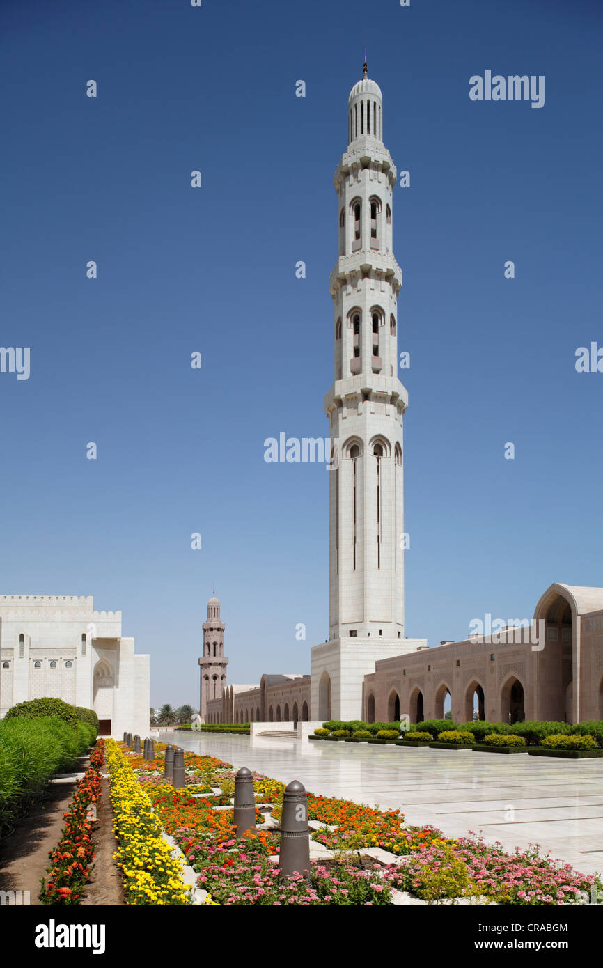 Cama de flor, Minarete, explanada, la Gran Mezquita Sultan Qaboos, Muscat capital, Sultanato de Omán, los Estados del Golfo, la Península Árabe Foto de stock