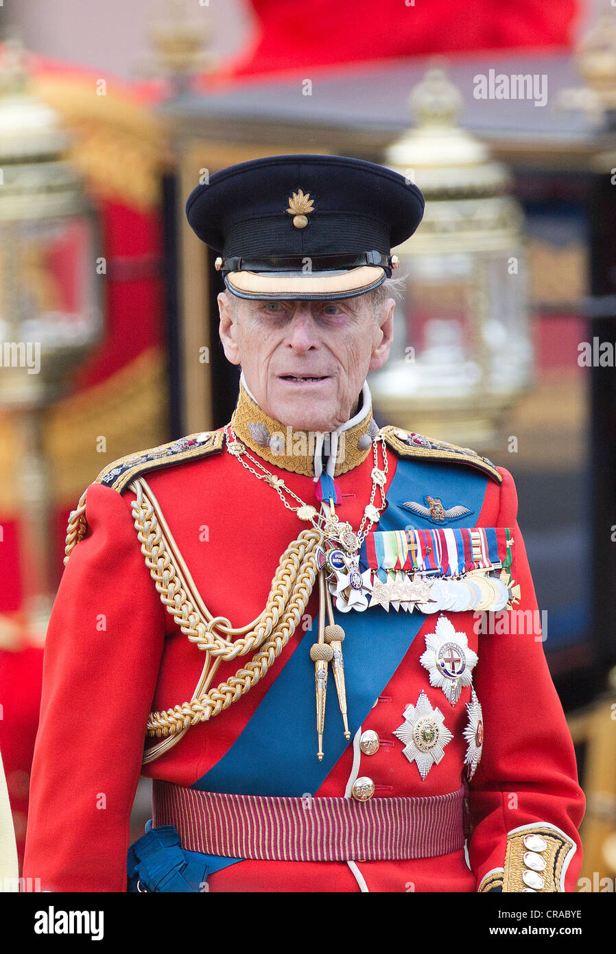El príncipe Felipe de Gran Bretaña Trooping asiste a la ceremonia de los colores para marcar su cumpleaños oficial en el Palacio de Buckingham. Foto de stock