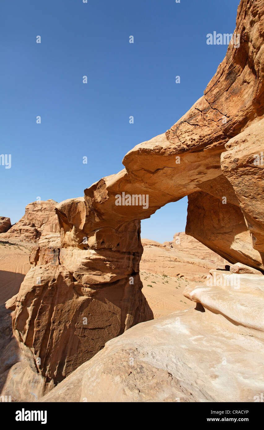 Puente de Piedra de Um Fruth, desierto Wadi Rum, Reino Hachemita de Jordania, Oriente Medio, Asia Foto de stock