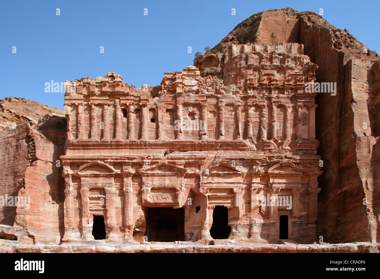 Tumba del palacio, con pilastras, dedican columnas, Petra, la ciudad capital de los nabateos, rock city, UNESCO World Hertage Site Foto de stock