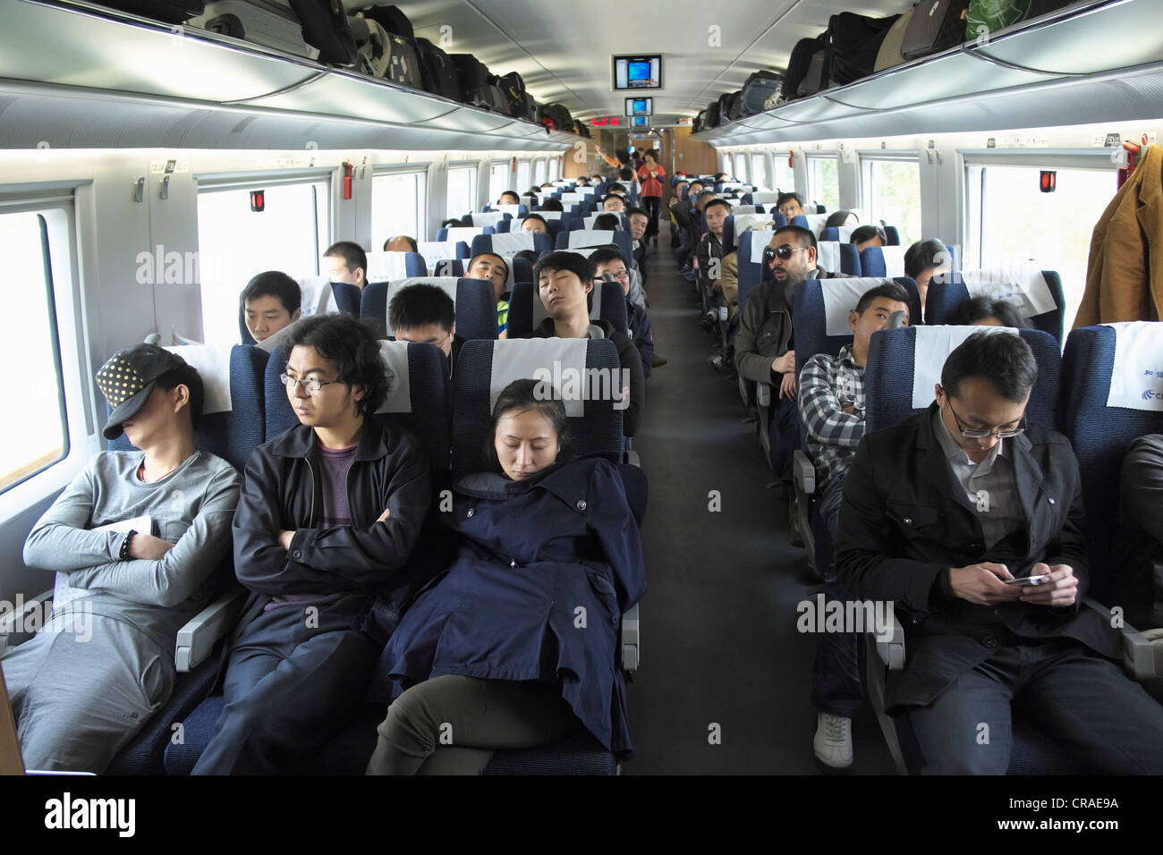 Interior de la ajetreada economía en el nuevo carro de Pekín y Shangai, la alta velocidad ferroviaria en China Foto de stock