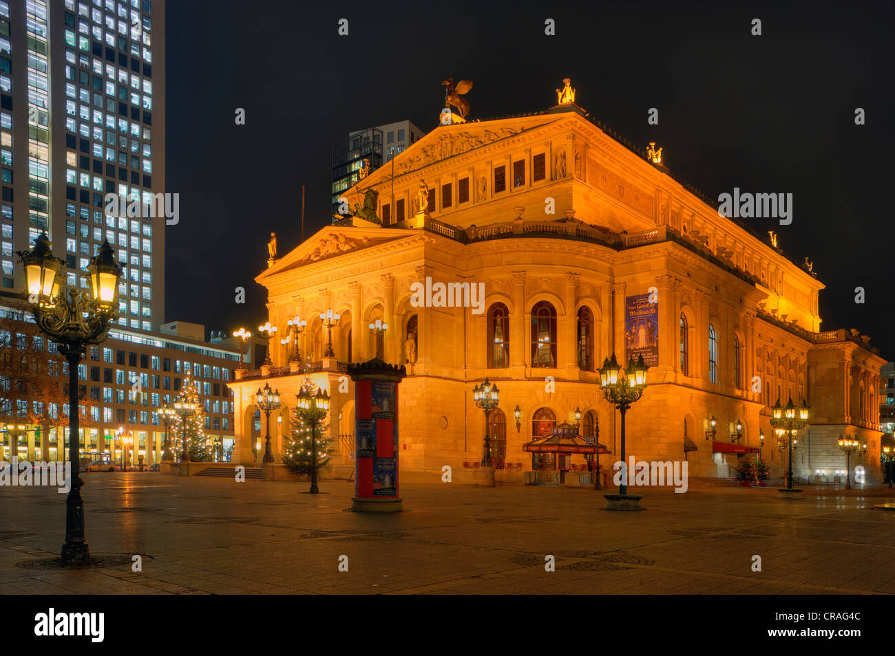 Alte Oper, el teatro de la ópera, el historicismo, el clasicismo, el opernplatz square en la noche, Frankfurt am Main, Hesse, Alemania, Europa Foto de stock