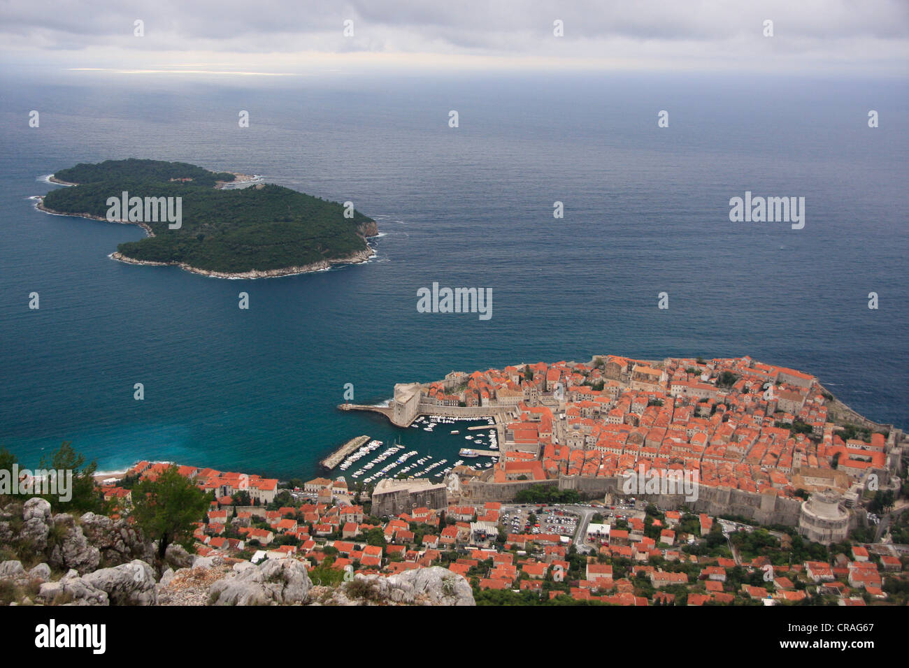Casco antiguo de Dubrovnik y la isla Lokrum, Dubrovnik, Croacia Foto de stock