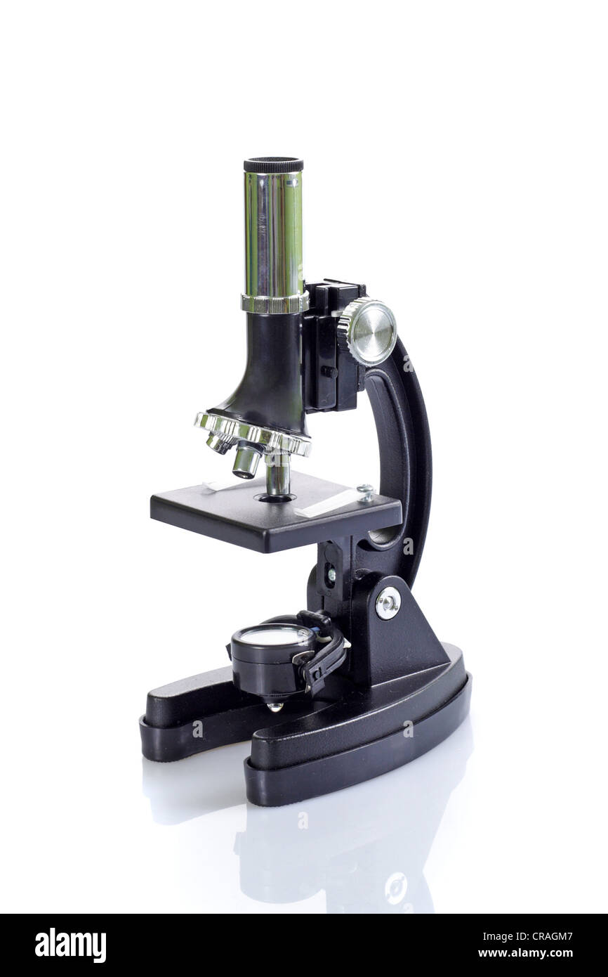 Microscopio de laboratorio foto sobre un fondo blanco. Foto de stock
