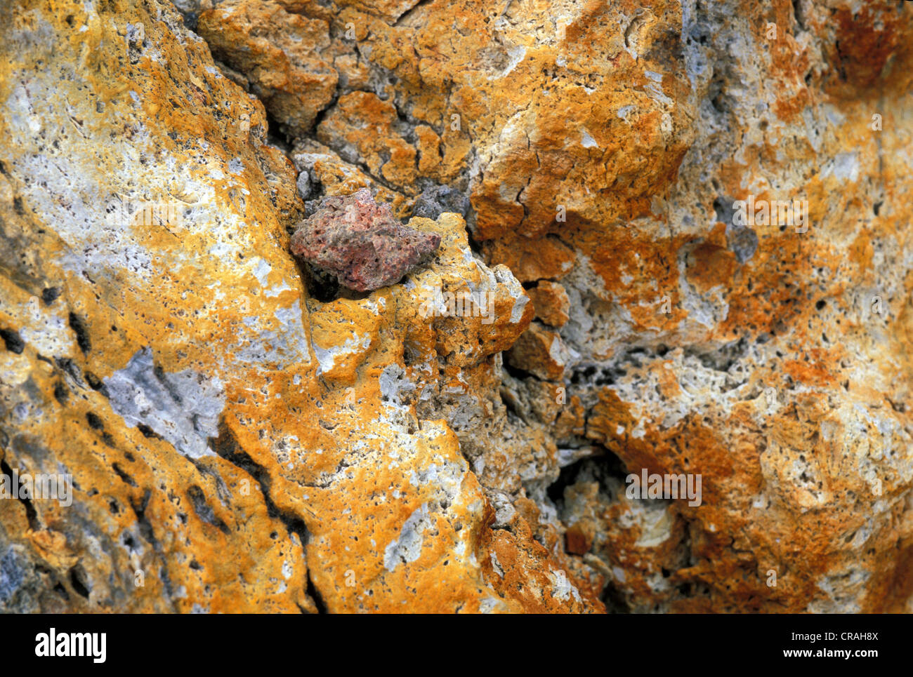 Las rocas que contienen azufre en Landmannalaugar, Highlands, Islandia, Europa Foto de stock