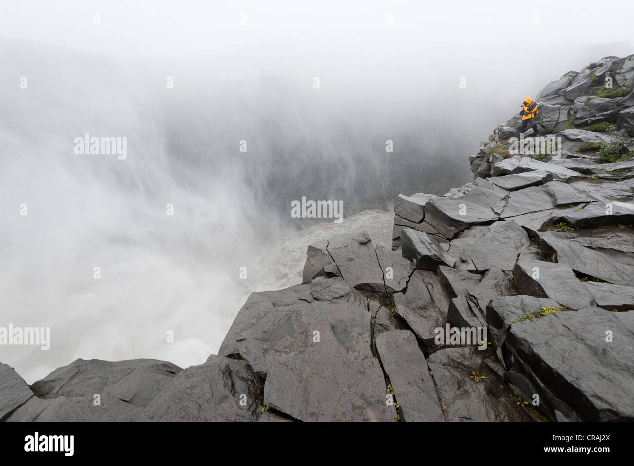 Día lluvioso en Dettifoss, que tiene la reputación de ser la más poderosa cascada en Europa, á Fjoellum Joekulsá, al norte de Islandia, Europa Foto de stock