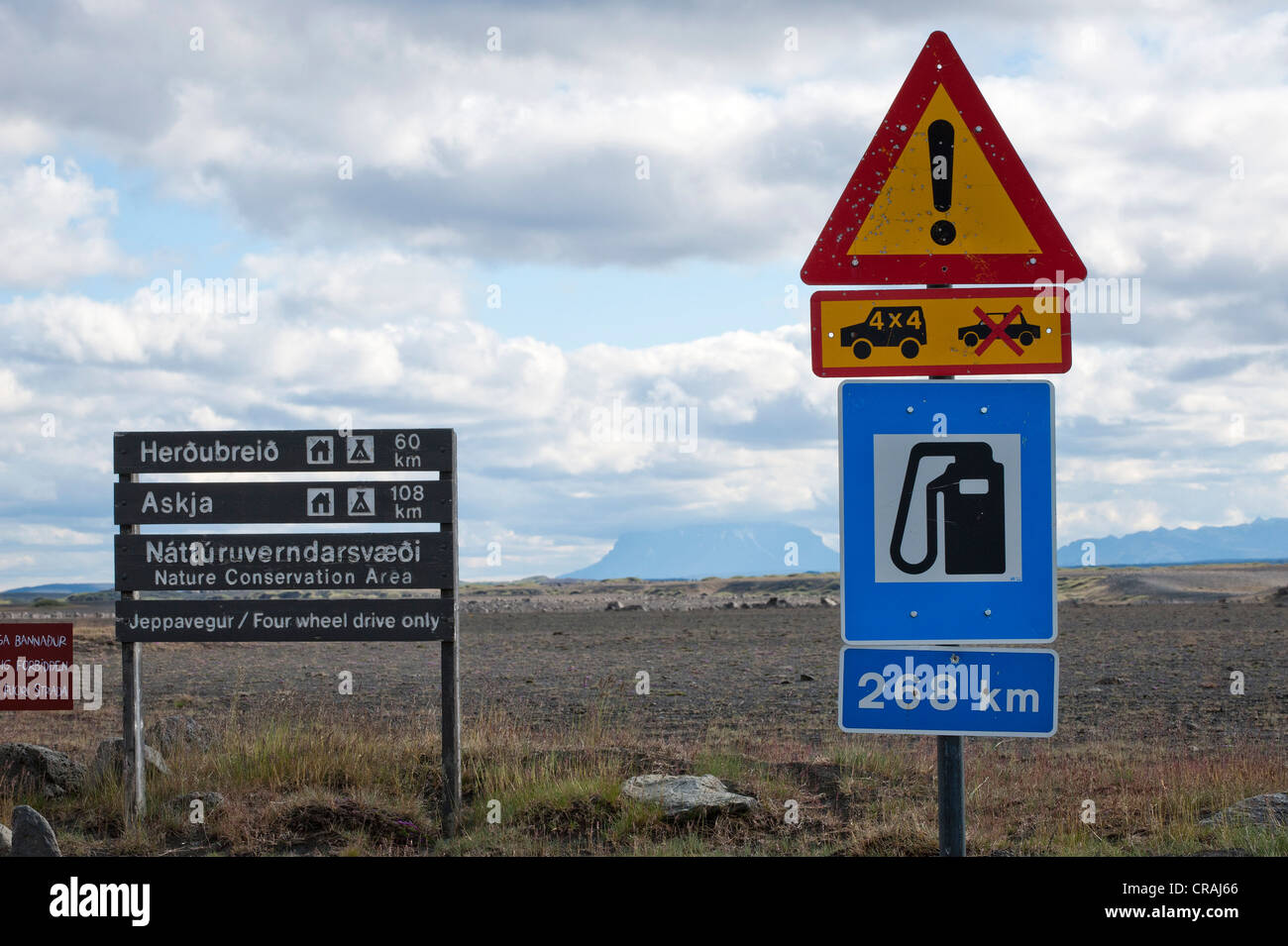 Señal de advertencia indica la falta de estaciones de gasolina en el altiplano, Ring Road, al norte de Islandia, Europa Foto de stock