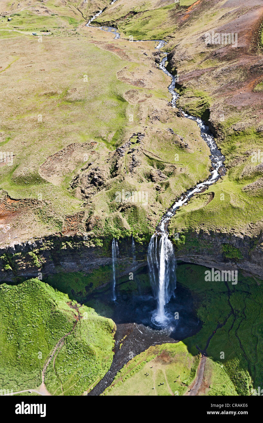 Vista aérea, Seljalandsfoss waterfall en el borde de las Highlands de Islandia, Europa Foto de stock