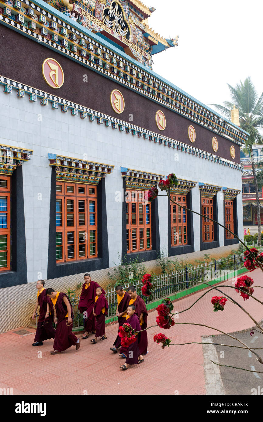 Los monjes tibetanos en el monasterio o gompa, asentamiento de refugiados tibetanos en Bylakuppe, distrito de Mysore, Karnataka, India del Sur, India Foto de stock