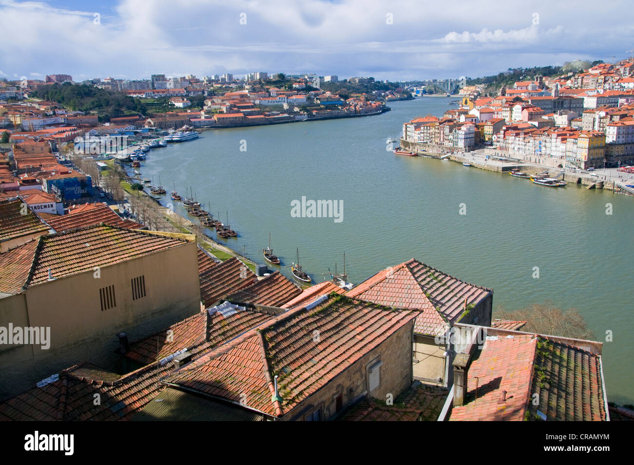 Vista de la ciudad con el río Duero, Oporto, Portugal, Europa Foto de stock