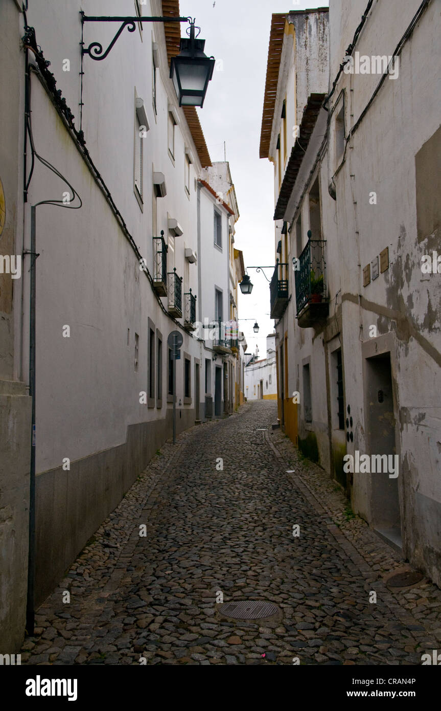 Estrecho callejón en Évora, Portugal, Europa Foto de stock