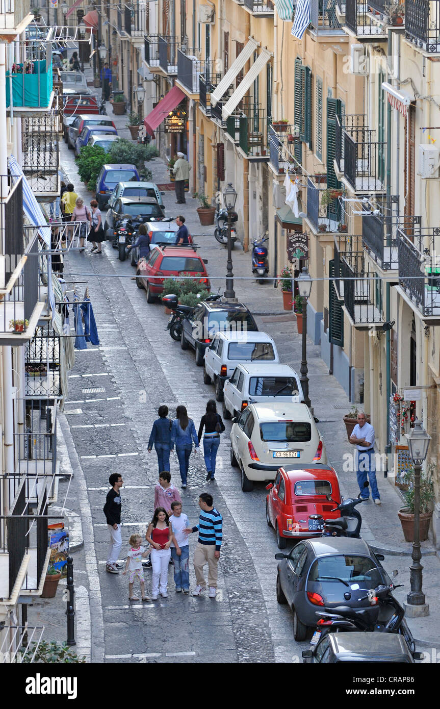 El centro de la ciudad de Cefalú, Sicilia, Sur de Italia, Italia, Europa Foto de stock