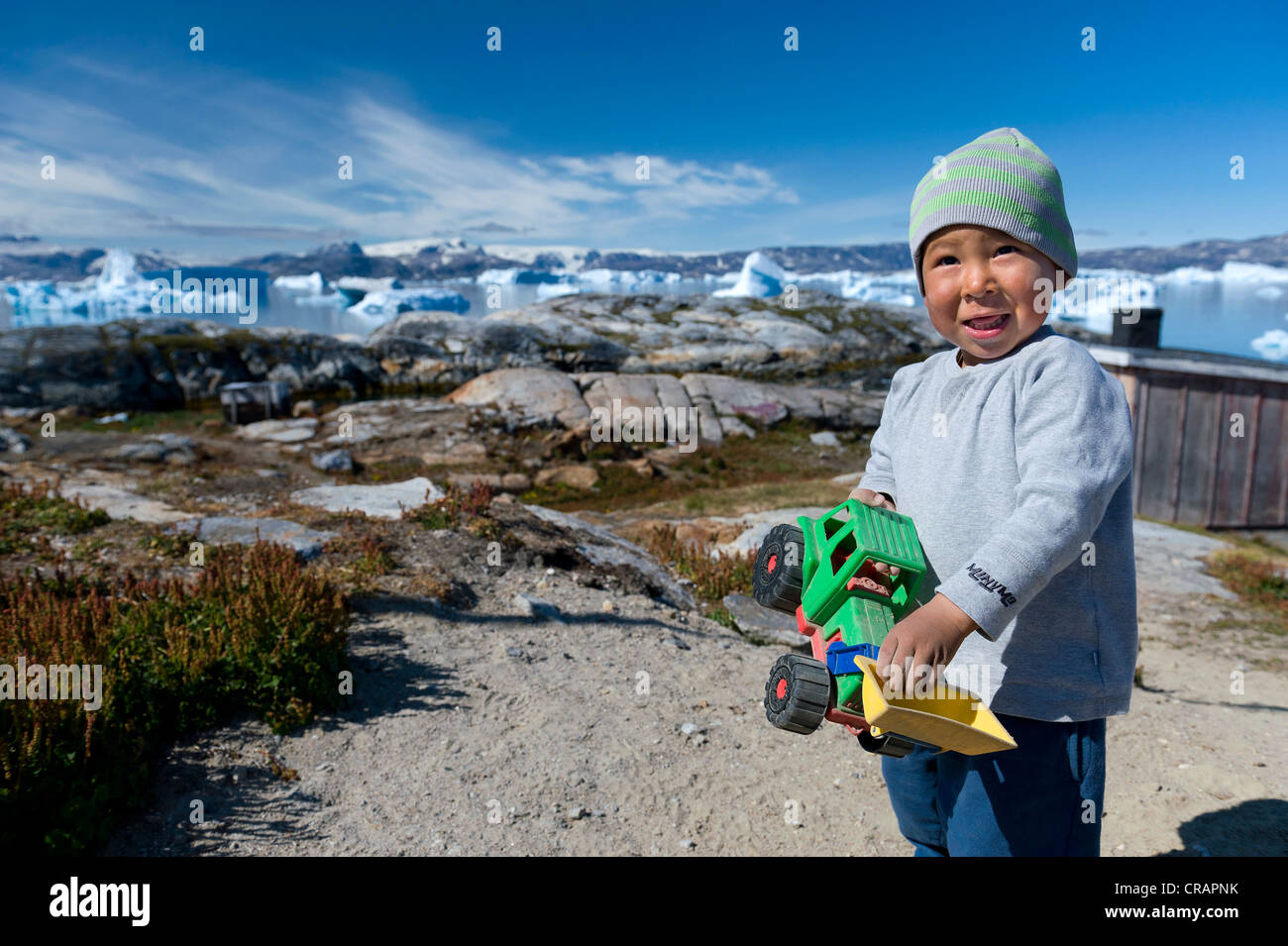 Young boy, Inuit Inuit de asentamiento Tiniteqilaaq, fiordo Sermilik, Groenlandia Oriental y Groenlandia Foto de stock